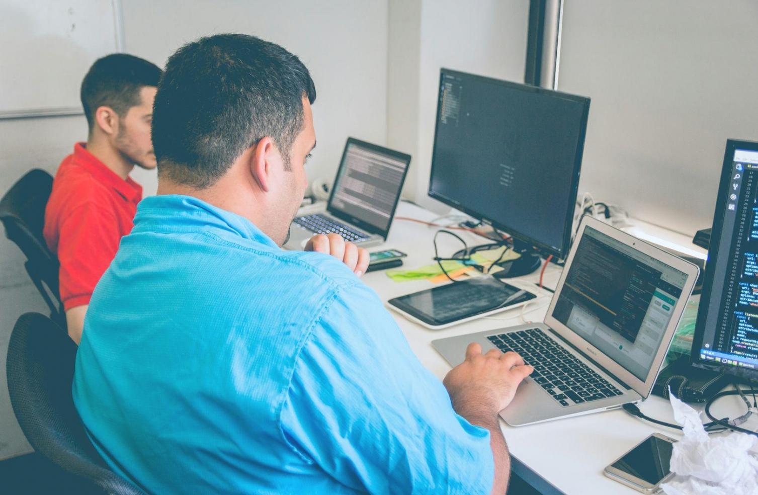 Detailanalyse von Budgetplänen und Finanzunterlagen